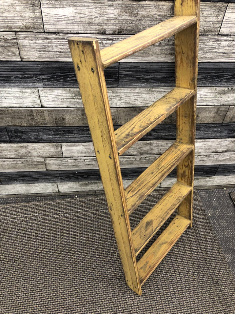 DISTRESSED WOOD LADDER DECOR.
