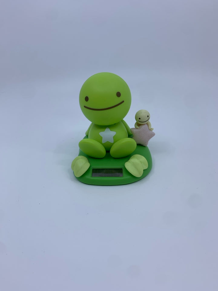 GREEN ALIEN SOLAR BOBBLE HEAD