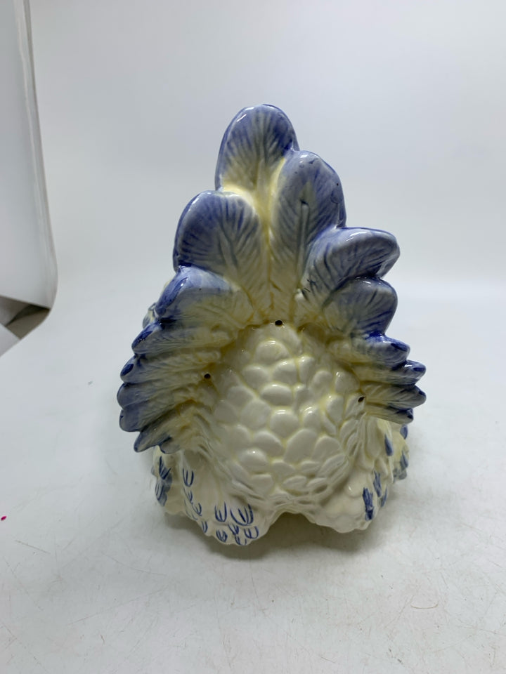 CERAMIC LARGE LAYING HEN W/ BLUE DETAILS.