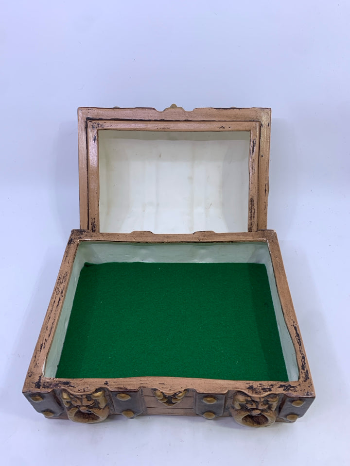 VTG CERAMIC TREASURE CHEST JEWELRY BOX.