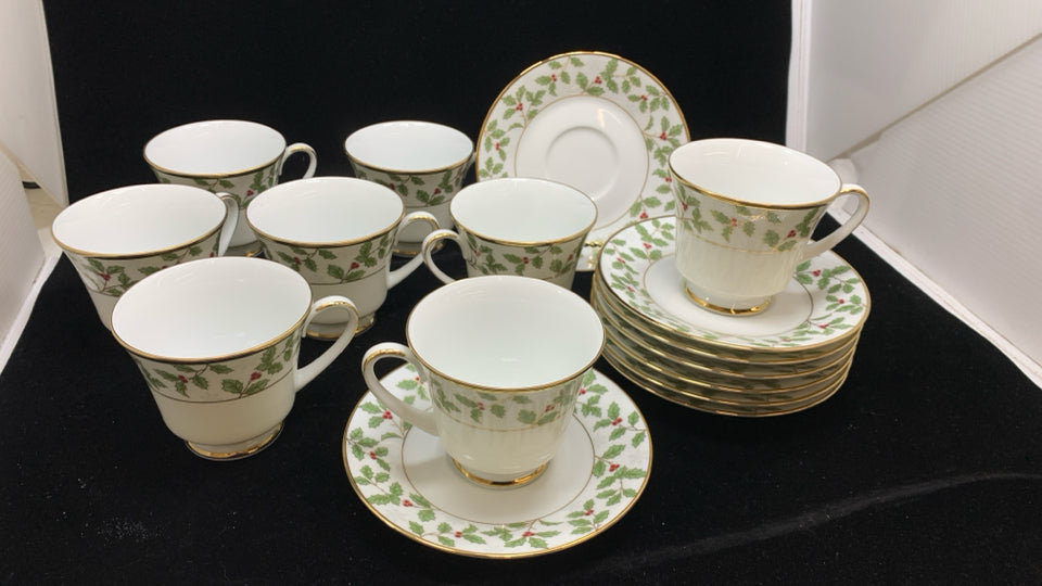 HOLLY & BERRY CHRISTMAS DISH SET SRV FOR 8- NORITAKE.