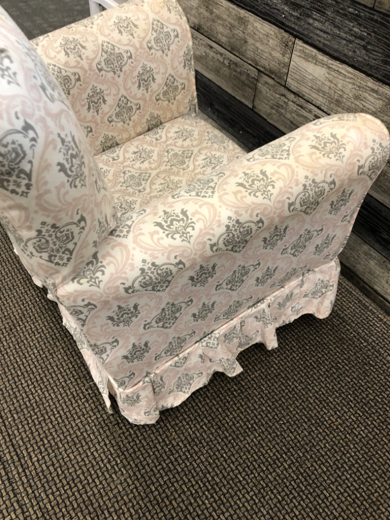 CHILDRENS ROCKING CHAIR.