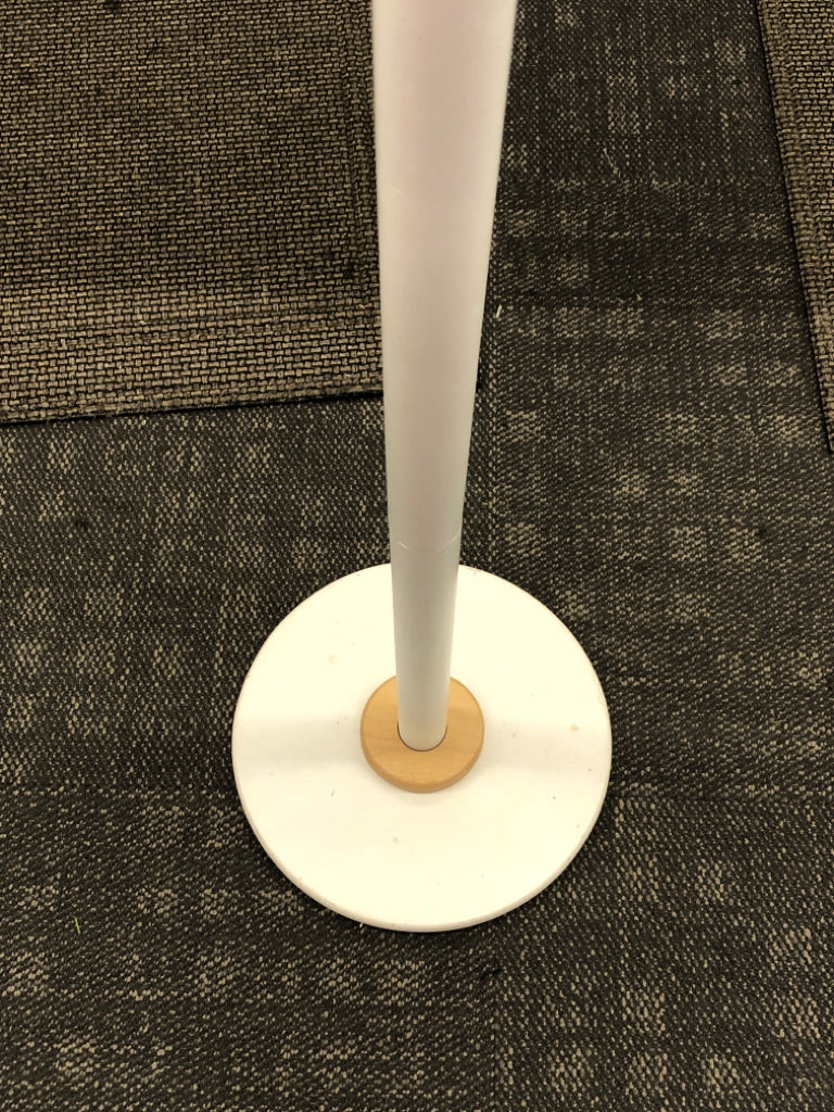 WHITE/BLONDE WOOD KIDS COAT RACK.