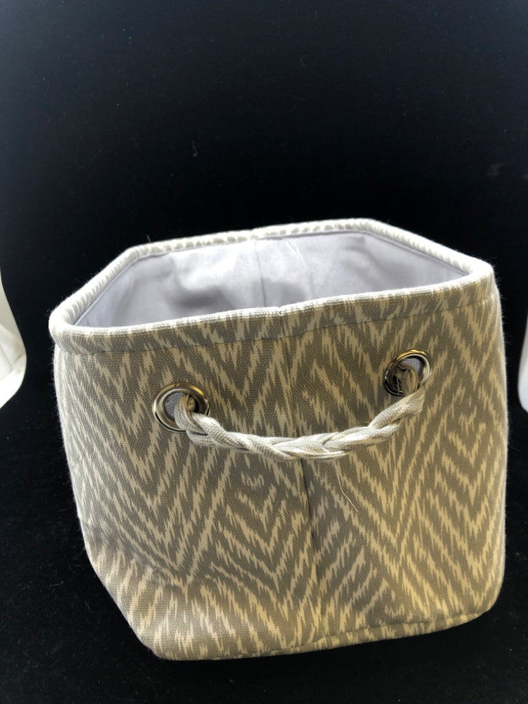 RECTANGLE GRAY/WHITE PATTERN CLOTH ORGANIZER W/ HANDLES.