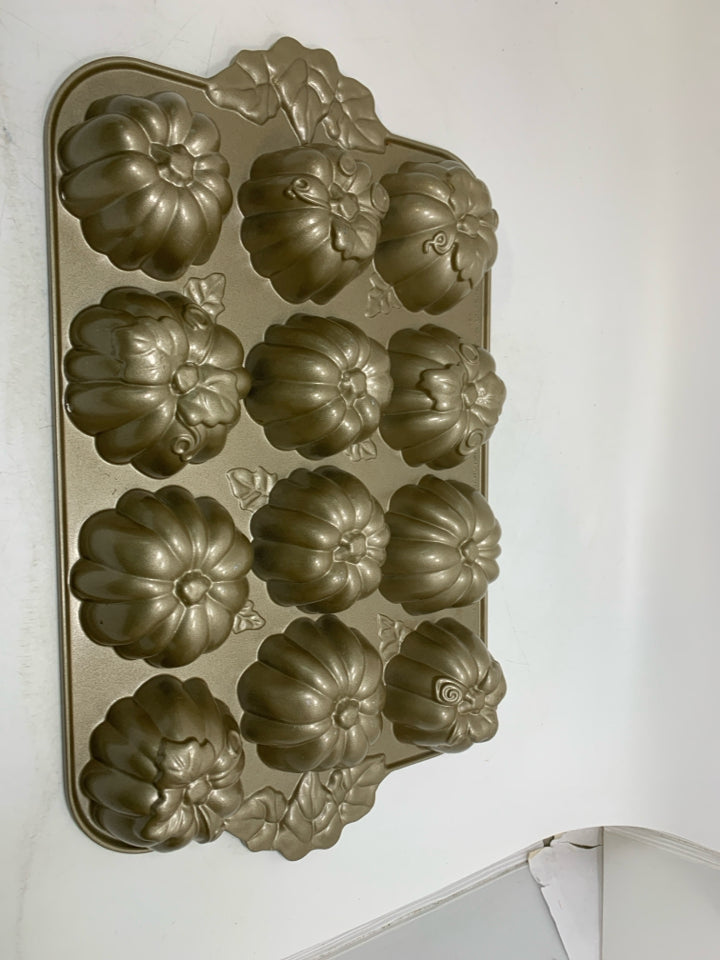 NORDIC WARE PUMPKIN PATCH PAN.