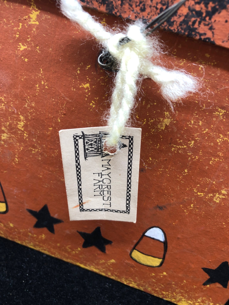 "BOO" HALLOWEEN BOX W/ LID AND WIRE HANDLE.