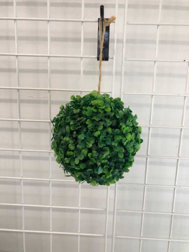 HANGING GAUX BOXWOOD BALL.