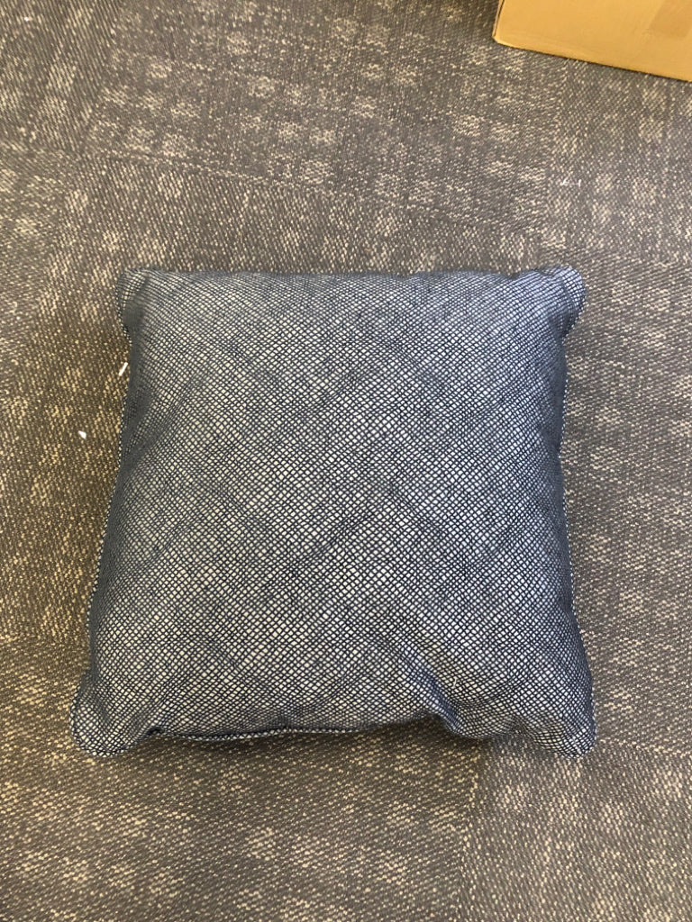 NAVY TEXTURED ACCENT PILLOW.
