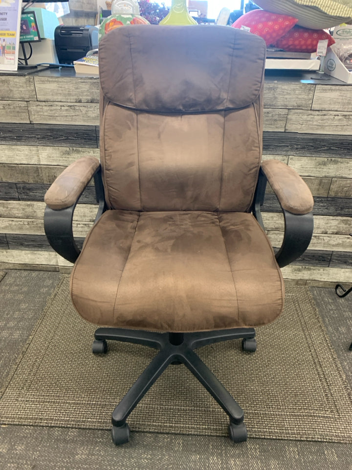 BROWN SPINNING ADJUSTABLE SEAT OFFICE CHAIR.