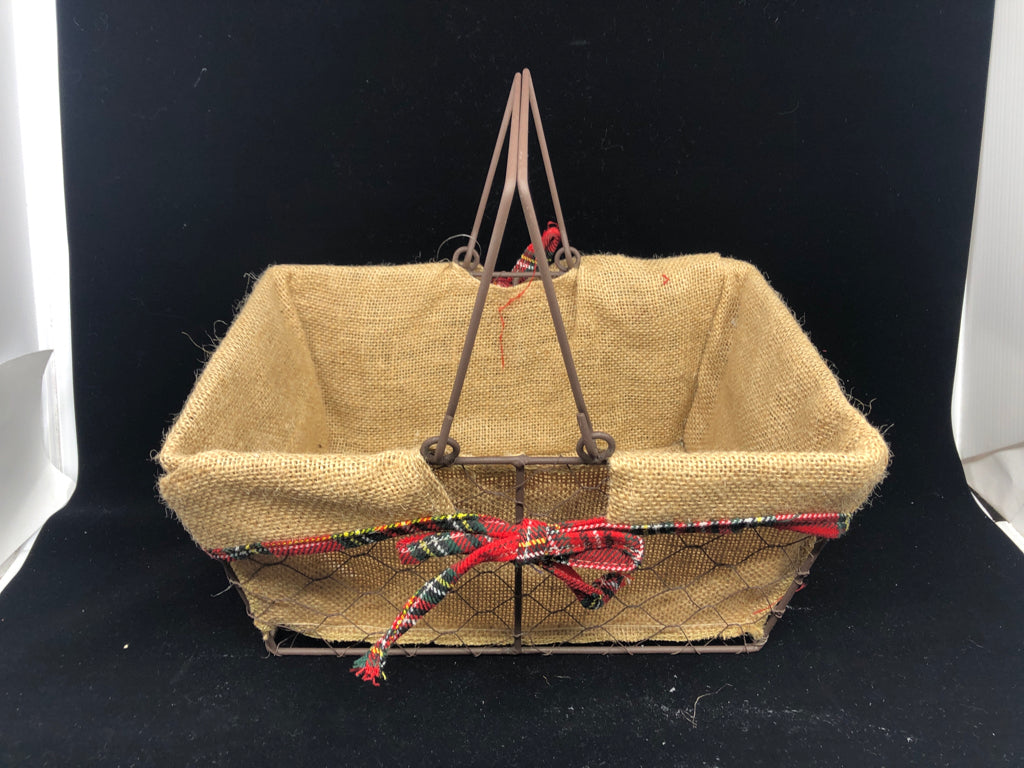 BROWN CHICKEN WIRE BASKET W BURLAP LINER.