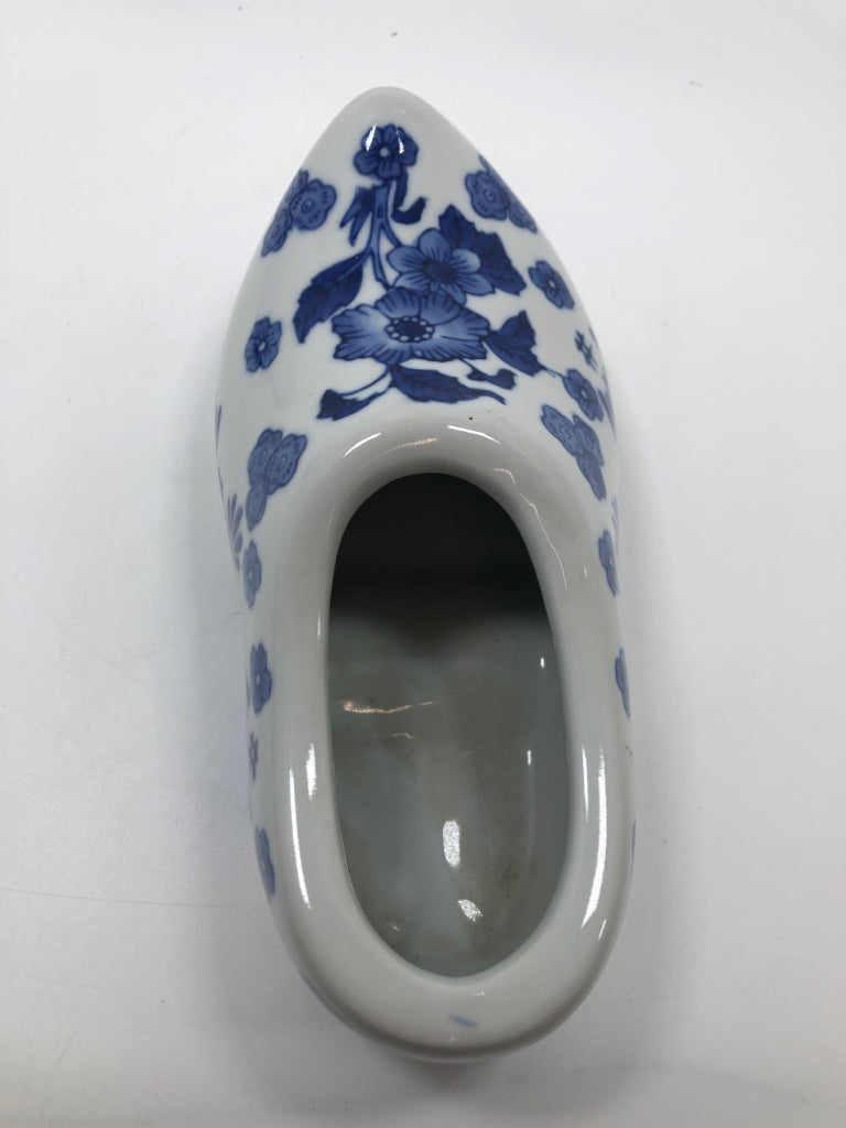 BLUE FLORAL PORCELAIN CLOG PLANTER.