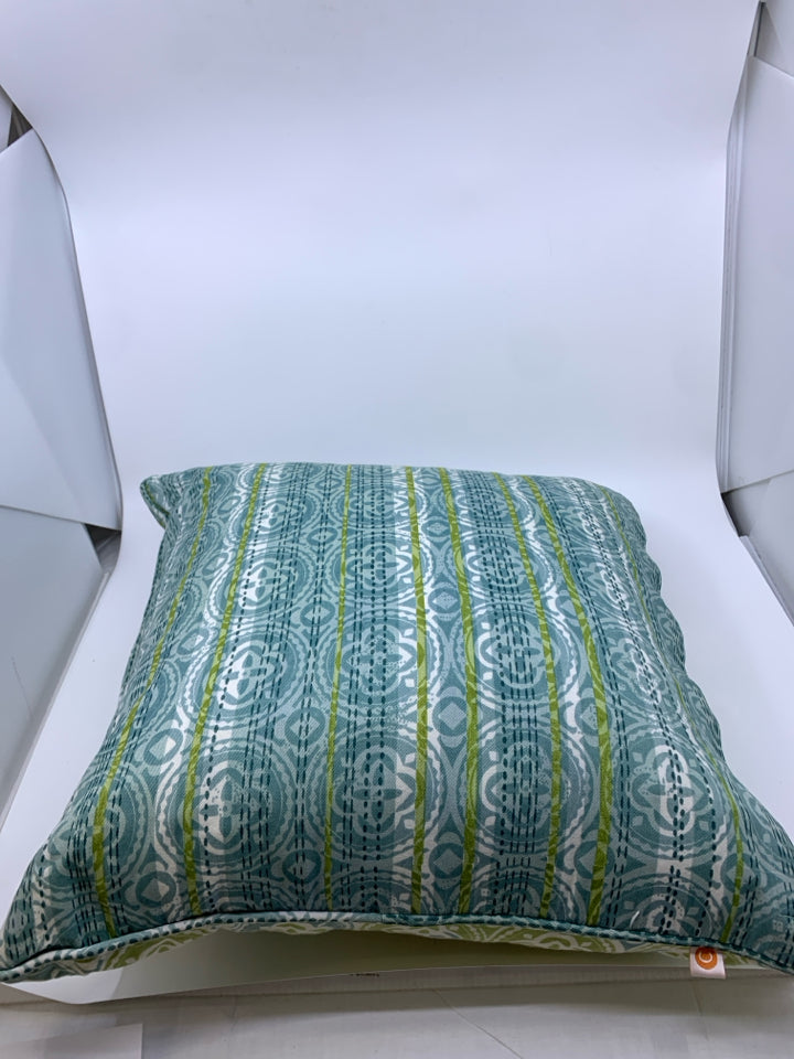 GREEN/TEAL PATTERNED SQUARE PILLOW.