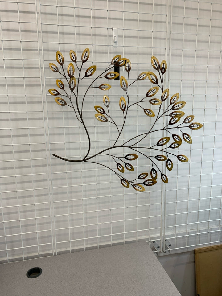 METAL TREE WALL HANGING.