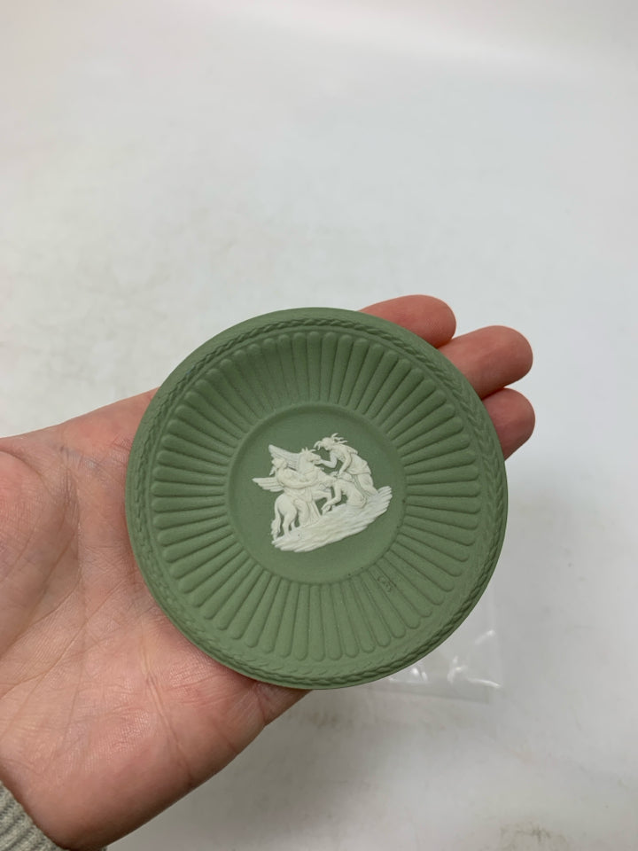 VTG MINI JASPERWARE MEN PETTING HORSE RIBBED PLATE IN BAG.