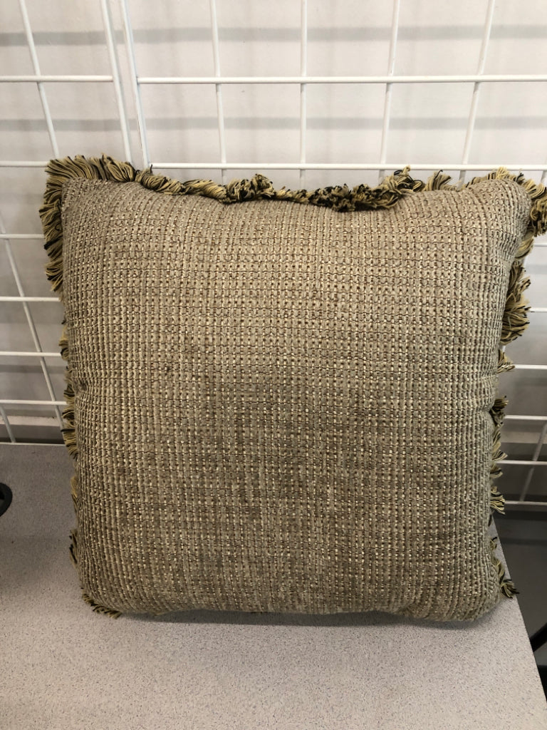 BEIGE PAISLEY PILLOW W/TASSELS.
