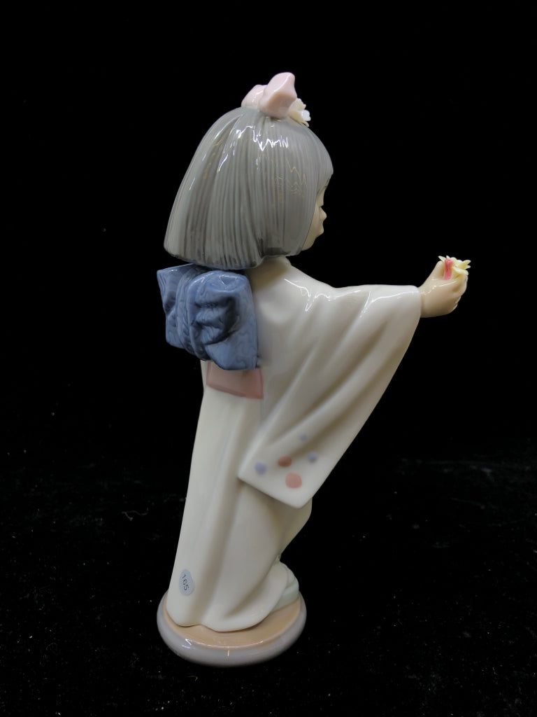 LLADRO LITTLE GIRL IN KIMONO HOLDING YELLOW FLORAL W ARMS OPEN.