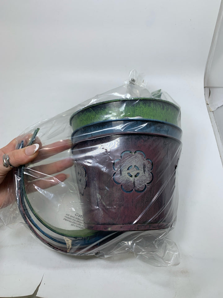 IN PACKAGE 3 ASSORTED METAL HANGING PLANTER.