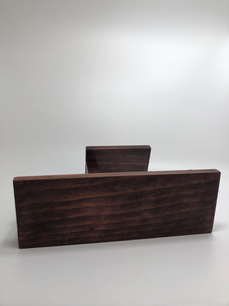 WOODEN DOCKING STATION FOR CELLPHONE.