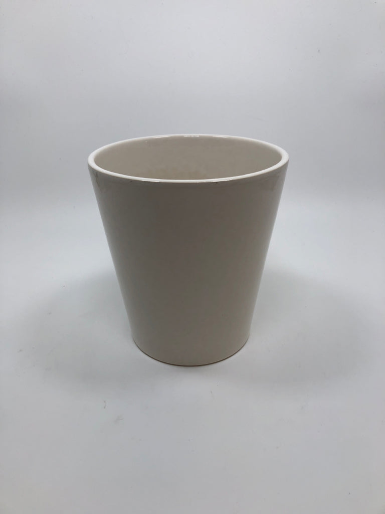 CREAM CERAMIC PLANTER.