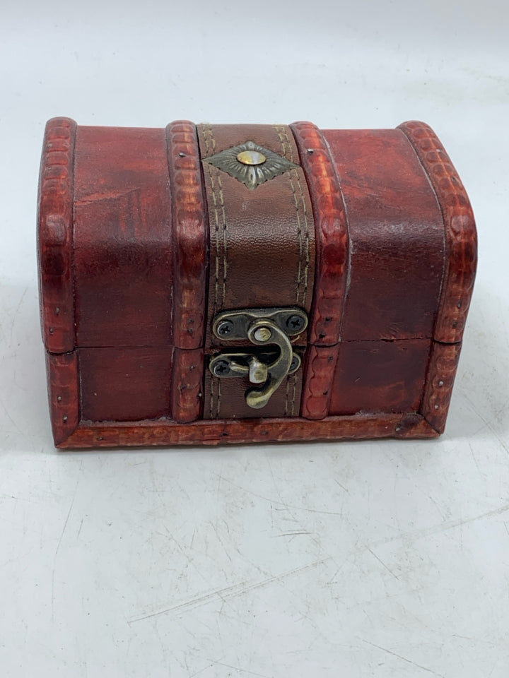RED WOOD DECORATIVE BOX W/CLASP.