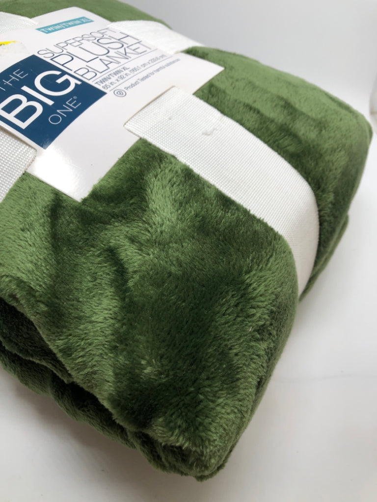 NIP GREEN PLUSH TWIN BLANKET.