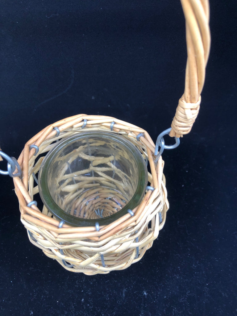 CANDLE HOLDER IN WOVEN BASKET W HANDLE.