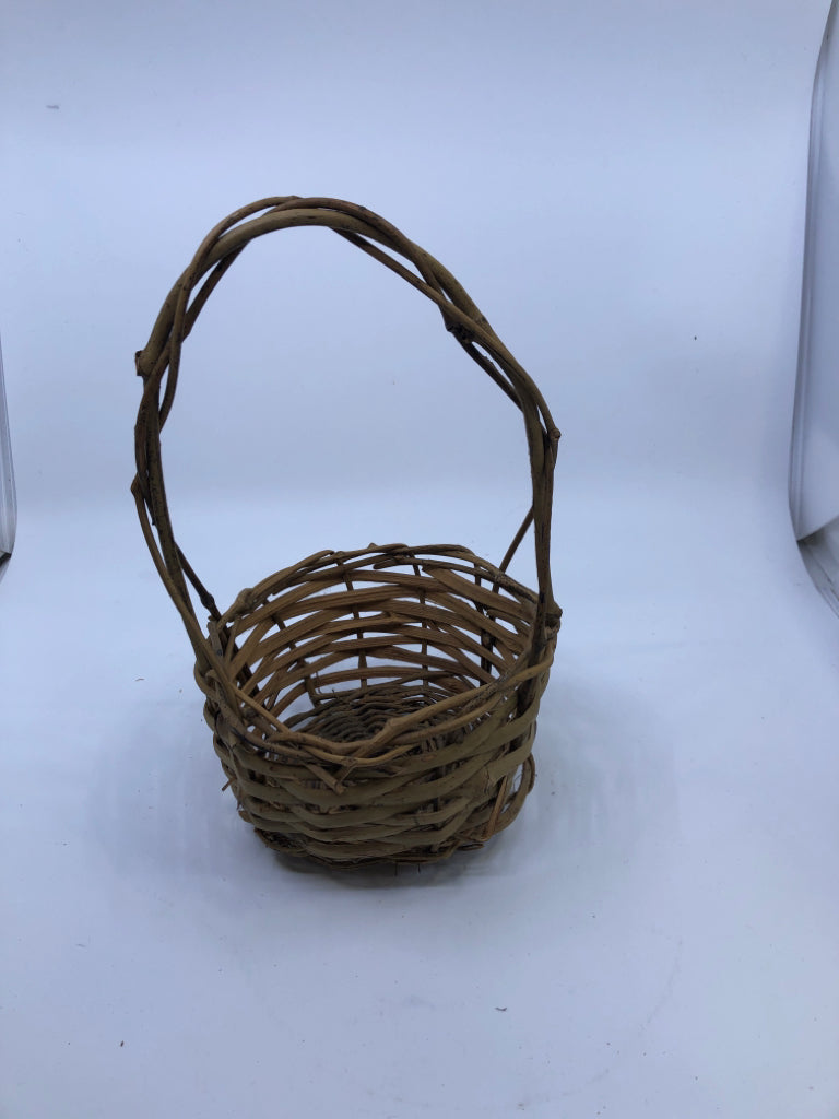SMALL WOVEN TWIG BASKET.