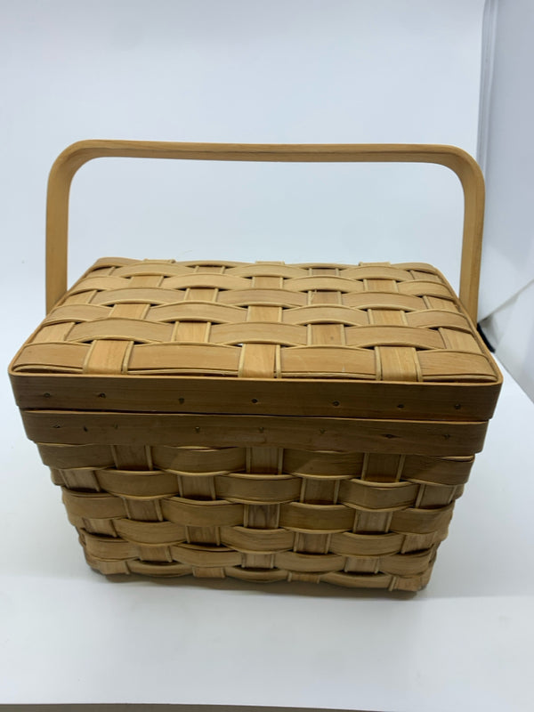 BLONDE WOVEN PICNIC BASKET W HANDLE.