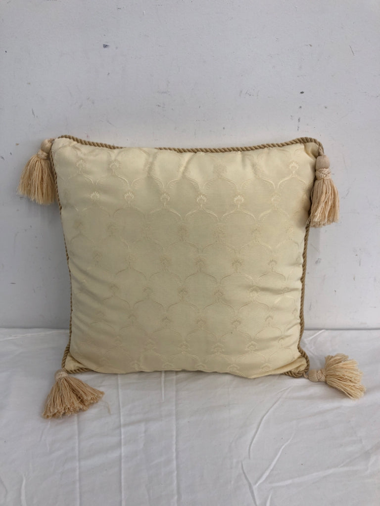 CREAM PILLOW W/ TASSELS.