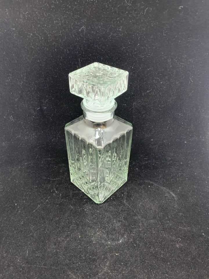 SQUARE GLASS DECANTER.