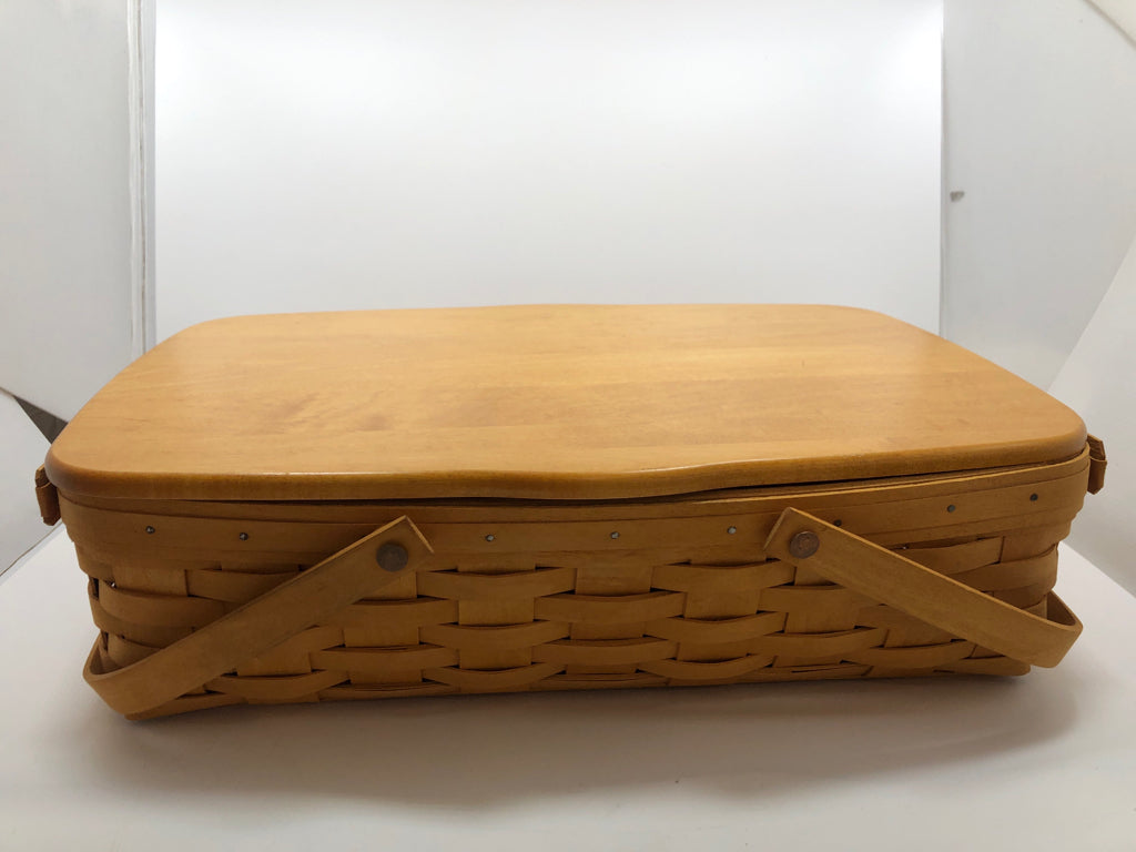1998 BASKET W/WOODEN LID.