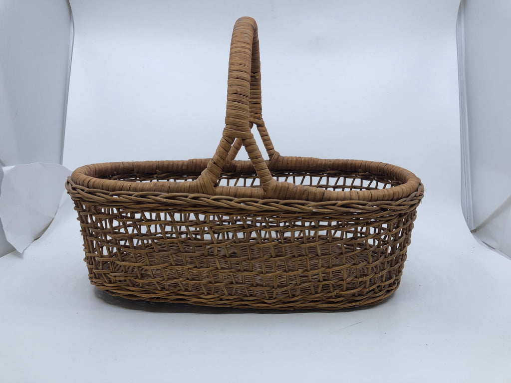 WICKER BASKET W/HANDLE.