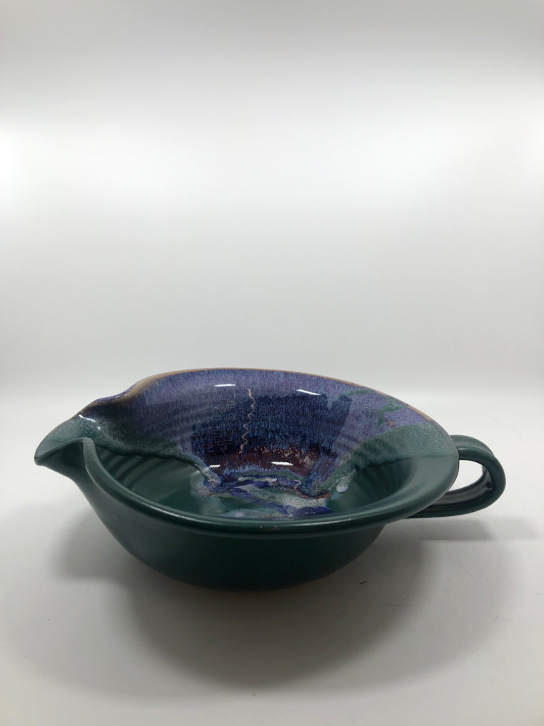BLUE DIPPED STONEWARE BOWL W/HANDLE.