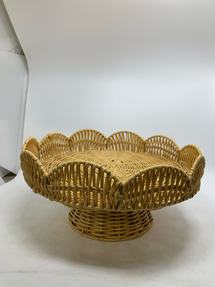 PLASTIC WOVEN CAKE STAND W/ SCALLOP EDGE.