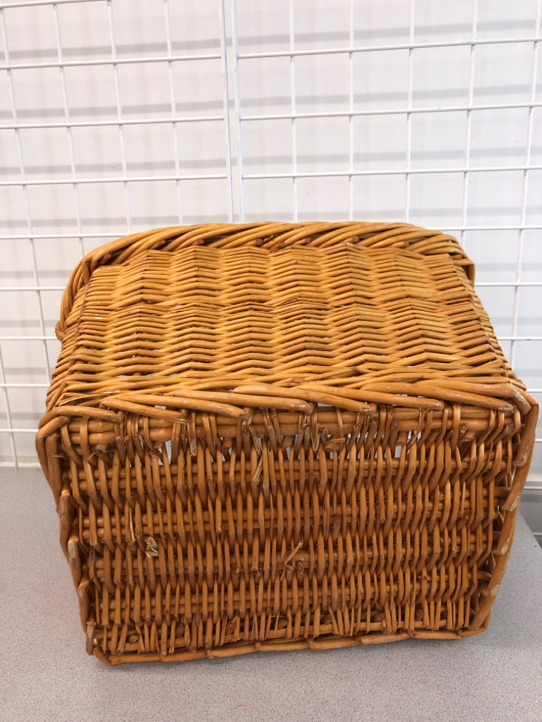 RECTANGLE WICKER BASKET W/HANDLES.