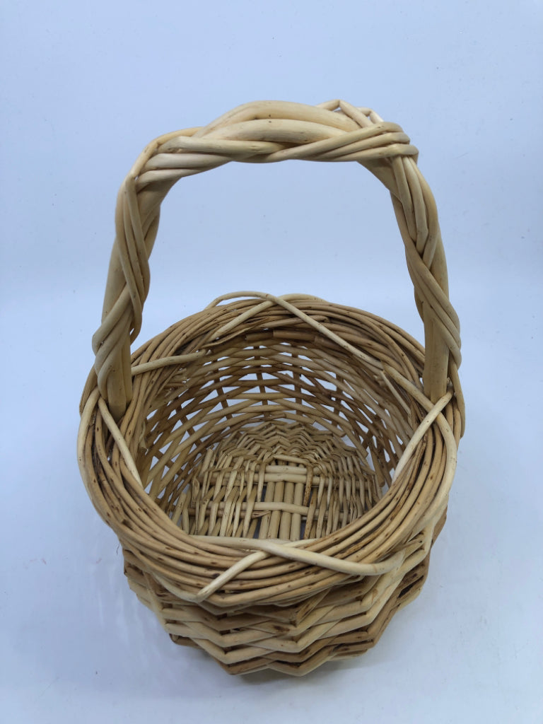 SMALL ROUND BLONDE BASKET W HANDLE.