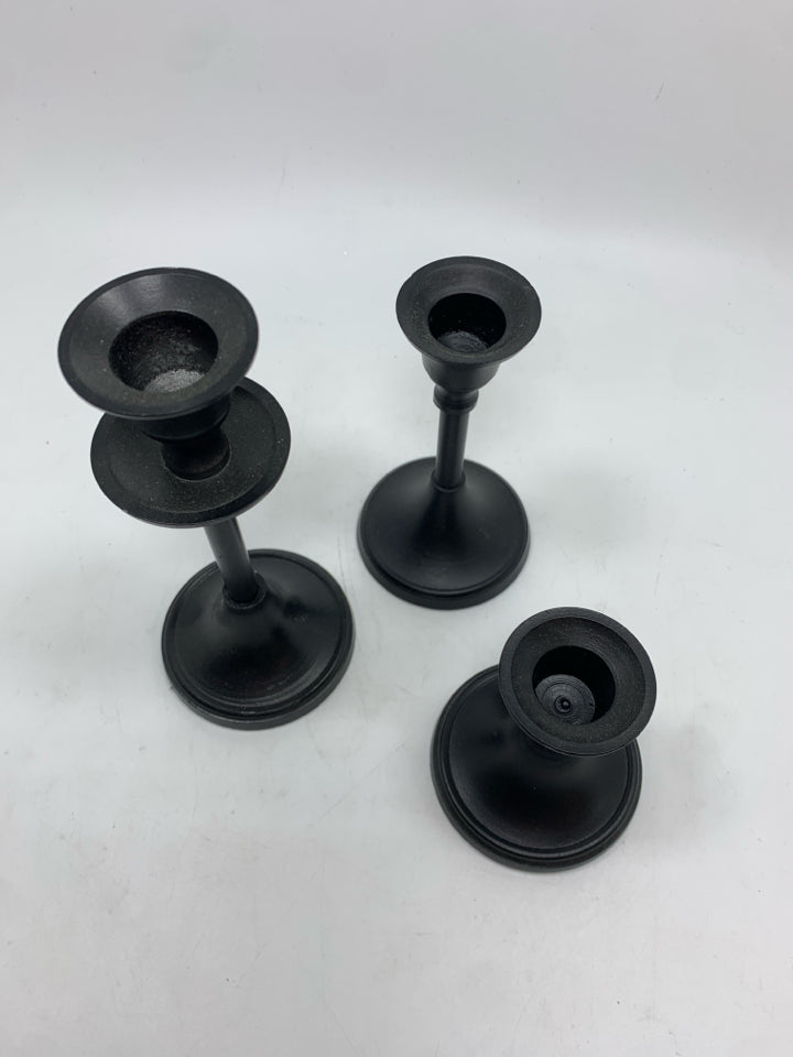 3PC BLACK CANDLESTICK HOLDERS.