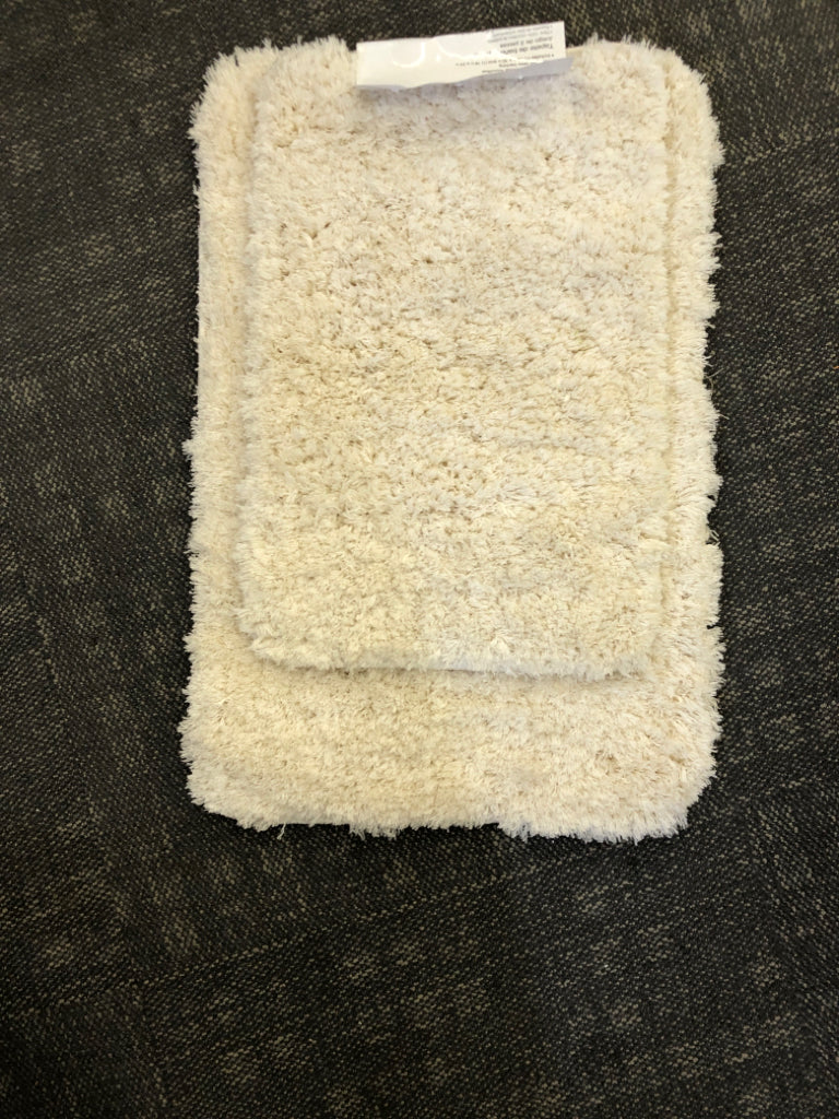 NIP 2PC SHAG BATH MAT SET.