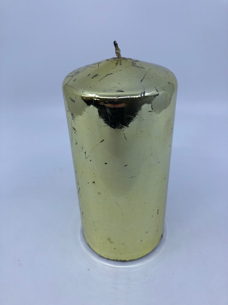 GOLD PILLAR CANDLE.
