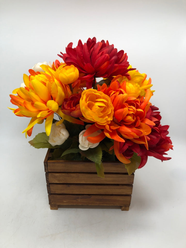 WOOD SLOTTED FALL FLORAL ARRANGEMENT.
