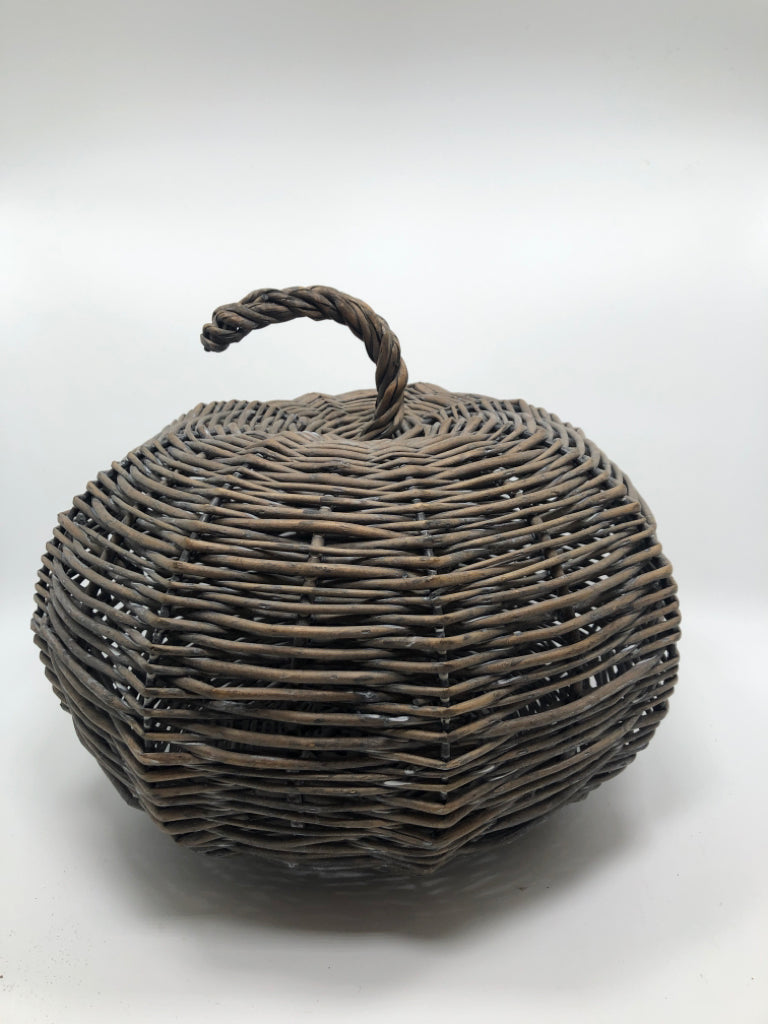 GRAY WICKER PUMPKIN.