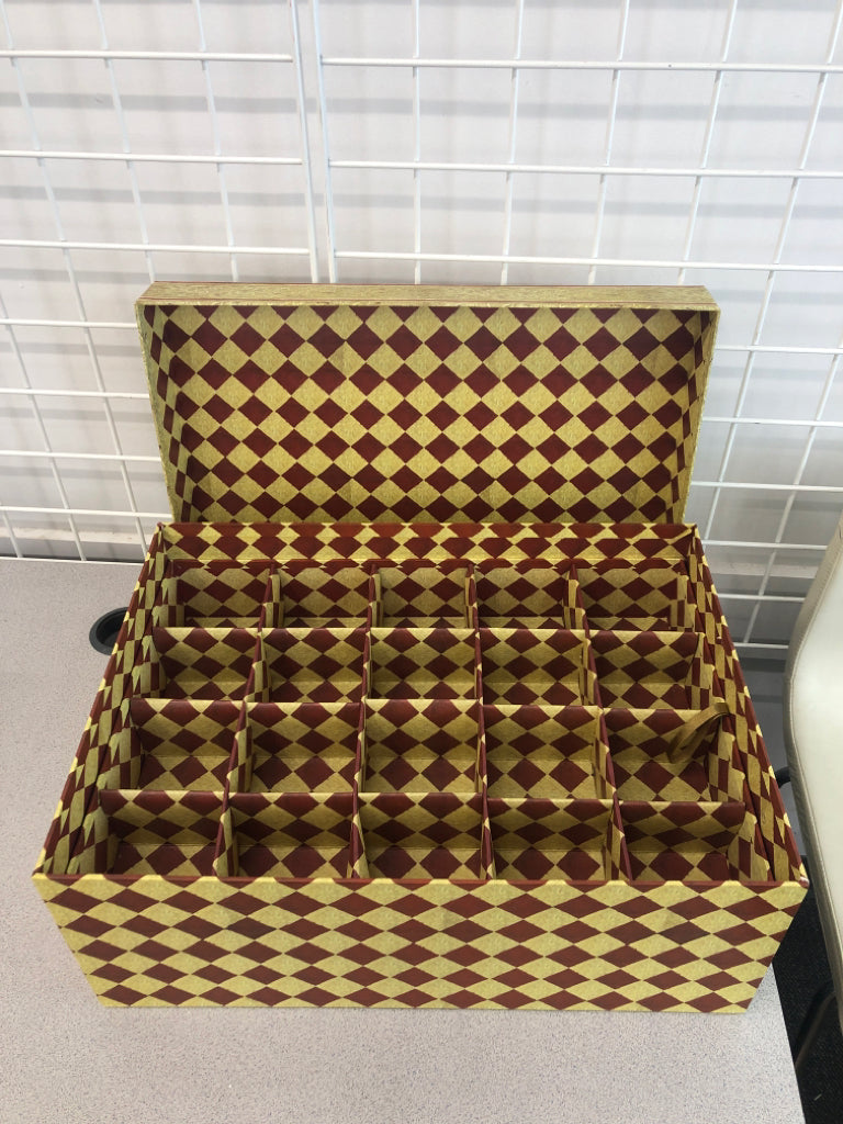 XMAS WREATH CARDBOARD ORNAMENT STORAGE BOX.