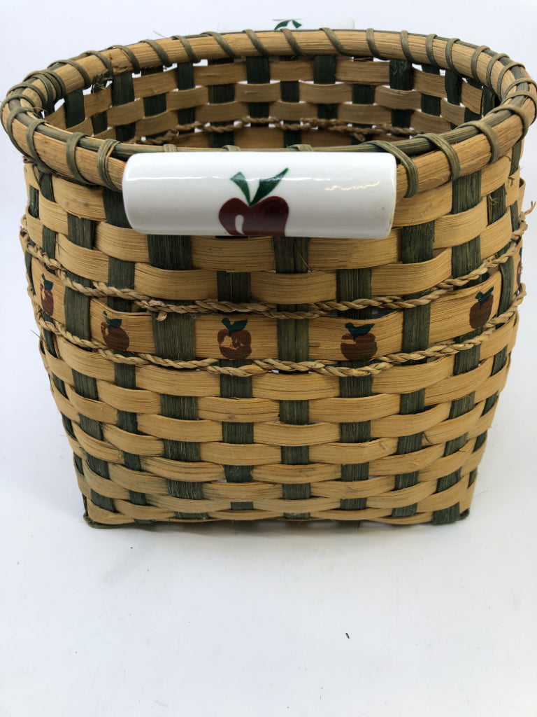 BLONDE/GREEN APPLE WEAVE BASKET WITH CERAMIC WHITE/APPLE HANDLES.