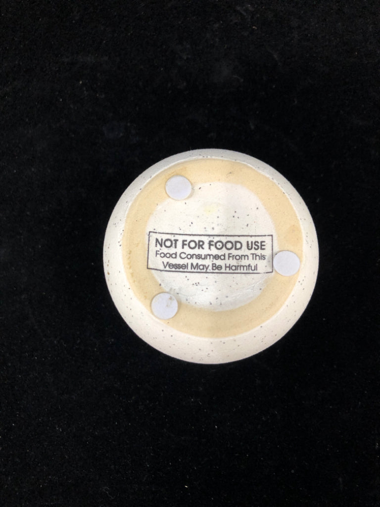 SMALL CERAMIC CANDLE HOLDER W/STAR.