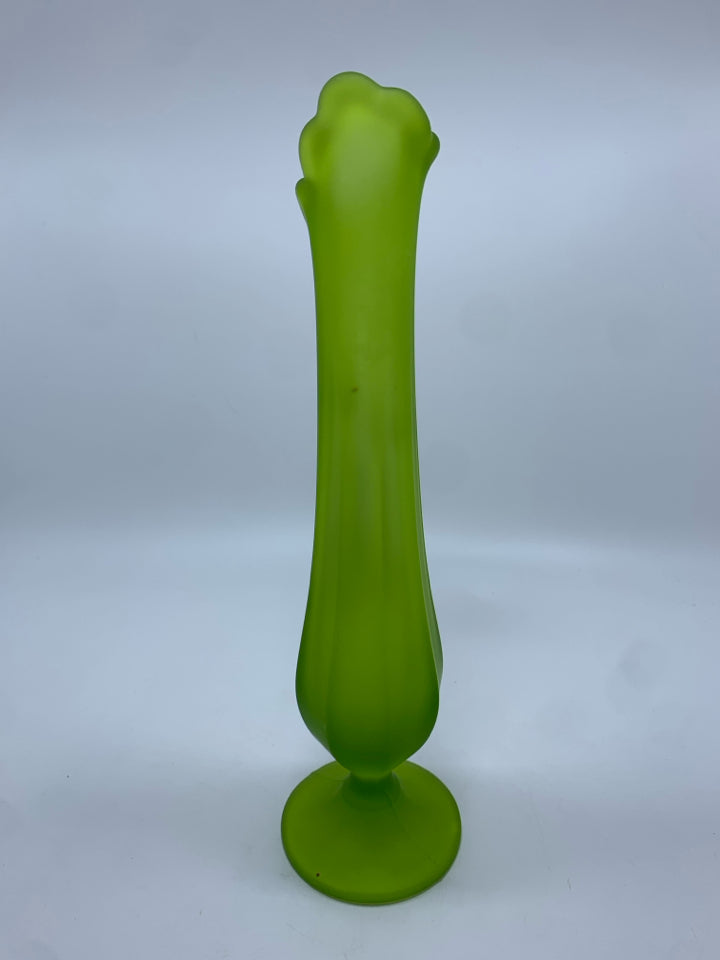VTG GREEN MIST DAISY PAINTED SWUNG BUD VASE.