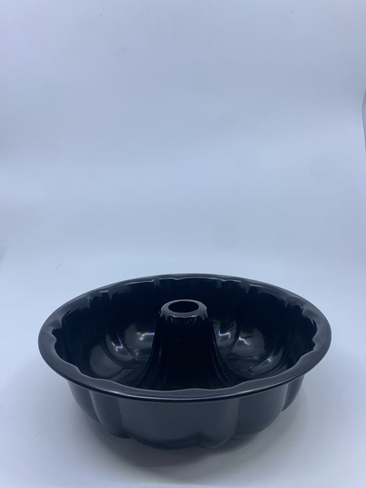 BLACK ENAMEL BUNDT PAN.