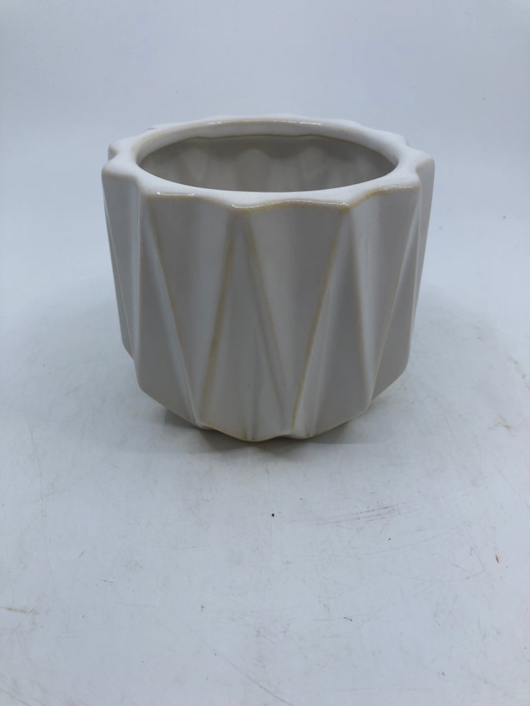 WHITE CERAMIC STAR SHAPED PLANTER W/ DRAIN HOLE.