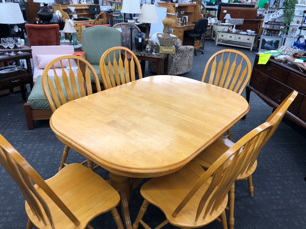 PATENT LIGHT BLONDE WOOD TABLE 6 CHAIRS 2 EXTRA LEAVES STORED IN TABLE.