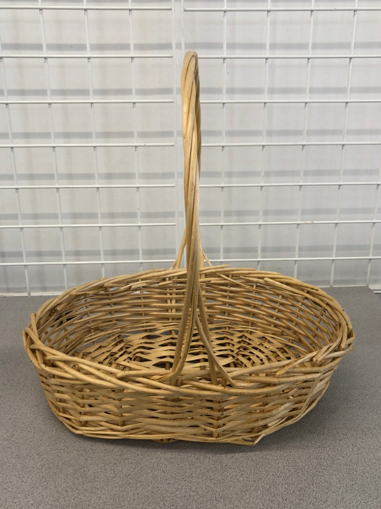 LIGHT OVAL BASKET W/HANDLE.