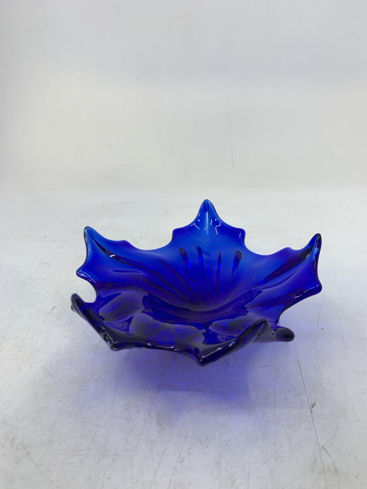 FOOTED GLASS ABSTRACT BOWL W/ FOLDED UP EDGES.